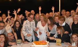 Porto Potenza, festa in spiaggia per i neo cinquantenni