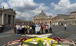 Castelraimondo, in piazza San Pietro spunta un quadro fiorito: infioratori al lavoro per tutta la notte