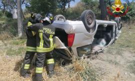 Auto finisce nella scarpata, volo di 10 metri: padre e due figli soccorsi in eliambulanza