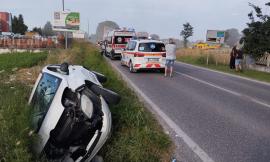 Montecassiano, tre giovani finiscono fuori strada con l'auto: interviene l'eliambulanza (FOTO)