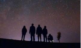 Mogliano, passeggiata in notturna per osservare le stelle