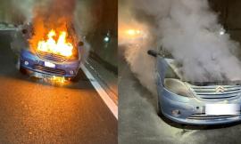 Caos in A14, vettura in coda per un incidente prende fuoco: automobilista salva famiglia