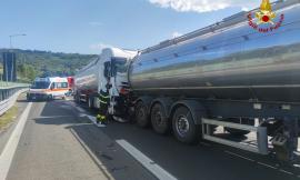 Incubo A14,  scontro fra tre mezzi pesanti: code chilometriche e ore di disagi