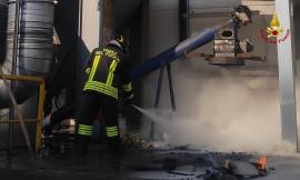 Fiamme dalla stazione filtrante: intervento dei vigili del fuoco in una ditta di lavorazione metalli