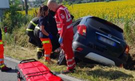 Va fuori strada col suv e finisce in un fosso: uomo estratto dall'abitacolo dai vigili del fuoco