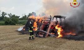 Paura nel campo, le fiamme avvolgono un trattore: intervento dei vigili del fuoco