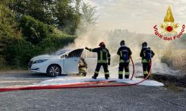Treia, auto elettrica a fuoco: vigili del fuoco al lavoro per ore per domare le fiamme