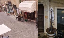 Macerata, atto vandalico in centro: a fuoco nella notte uno degli ombrelloni della Pizzeria del Corso
