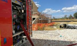 Civitanova, sterpaglie a fuoco in un campo: un uomo rimane intossicato