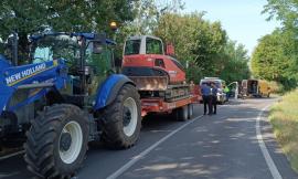 Tragico scontro tra moto e mezzo agricolo: muore centauro 44enne, ferito passeggero