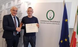 Civitanova, imprese in kayak contro la fibrosi cistica: Alessandro Gattafoni premiato in Regione
