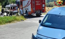 Auto si ribalta dopo lo scontro con un furgone: arrivano i soccorsi