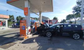 Recanati, si scontra con un furgone e poi fa 'strike' su un'auto che fa rifornimento (FOTO)