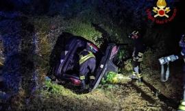 Auto esce di strada e si ribalta nel fosso: due persone estratte dalle lamiere