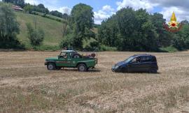 Sbanda con la Panda e finisce in un campo: conducente in ospedale e mezzo recuperato col 4x4