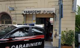 Macerata, entra per una ricarica poi ruba 900 euro dalla cassa: 48enne incastrato dalle telecamere