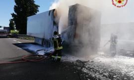 Semirimorchio va a fuoco: camion avvolto dalle fiamme