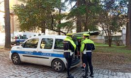 Macerata, dà in escandescenze in un locale e infastidisce i clienti: beccato mentre fugge sul bus