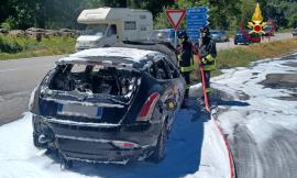 Pieve Torina, auto in marcia prende fuoco: attimi di paura per gli occupanti