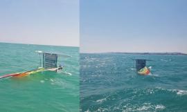 Civitanova, c'è troppo vento: si capovolge con il catamarano, salvato dalla Guardia Costiera