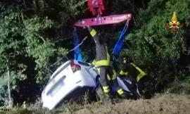 Finisce con l'auto nel fossato e rischia di ribaltarsi: conducente estratto dai vigili del fuoco