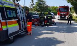 Sbanda con l'auto e finisce contro il cancello di una casa: donna soccorsa in eliambulanza