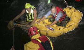 Va in difficoltà mentre è sull'alveo del fiume: salvato dai vigili del fuoco