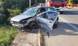 Scontro tra due auto sul ponte: una sfonda la balaustra e resta in bilico nel vuoto
