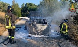 San Severino, auto va a fuoco durante la marcia: paura per gli occupanti