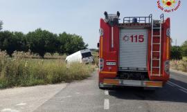 Auto e furgone dopo lo scontro finiscono nel fosso: una donna soccorsa in eliambulanza