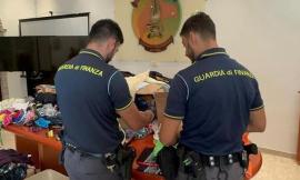 Venditori abusivi in spiaggia, c'è il sequestro di 21mila articoli: andranno alle famiglie bisognose