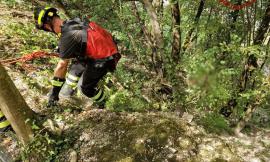Genga, escursionista scivola nel risalire la sponda del fiume: soccorso dai vigili del fuoco