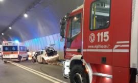 Schianto in galleria, due le vetture coinvolte: interviene l'eliambulanza