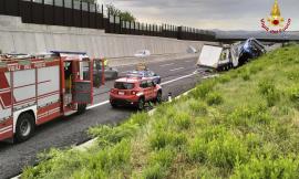 Incidente lungo l'A14, camion esce di strada e perde il carico: paura per il conducente