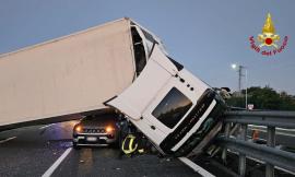 Incidente lungo l'A14, coinvolti un camion e una vettura: quattro feriti e traffico in tilt