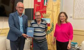 Civitanova, il sindaco premia Franco, il turista che ama Civitanova da oltre mezzo secolo