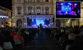 Tolentino, il tributo a Domenico Modugno riempie la piazza: Riccardo Foresi trascina il pubblico