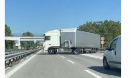Pollenza, camion imbocca lo svincolo della superstrada contromano: interviene la polizia