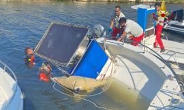 La barca affonda, scatta l'sos: sollevata con dei palloni gonfiabili e recuperata dai sommozzatori
