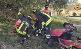 Ribaltamento con il tagliaerba e caduta da una pianta: due uomini soccorsi in eliambulanza