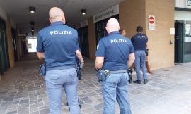 Macerata, schiaffeggia il compagno e gli strappa dal collo una collanina: denunciata 47enne