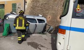 Scontro con un bus, auto si ribalta: due feriti, uno soccorso in elicottero