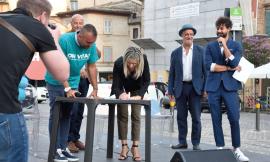 Macerata, firma del "patto educativo di responsabilità" in piazza Mazzini: successo per "Oh Vita!"