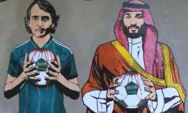 Mancini e Bin Salman con due palloni insanguinati in un murale apparso a San Siro