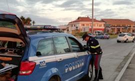 Macerata, auto contro i manifesti pubblicitari: ragazzo positivo alla guida e patente ritirata