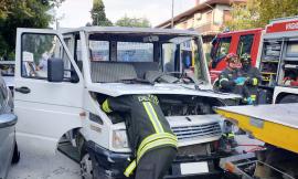 Tamponamento tra un camion e un autocarro del soccorso stradale: un ferito a Torrette