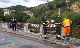 Auto finisce contro la balaustra del ponte: una parte del muretto in travertino crolla