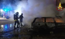 Vettura divorata dalle fiamme nella notte, coinvolte altre due auto