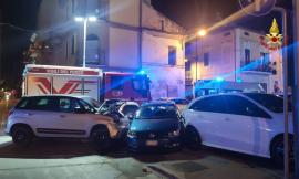 Incidente nella notte tra due auto, coinvolto anche un veicolo in sosta: un ferito