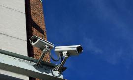 "Il vicino punta la sua videocamera sulle mie finestre": privacy violata